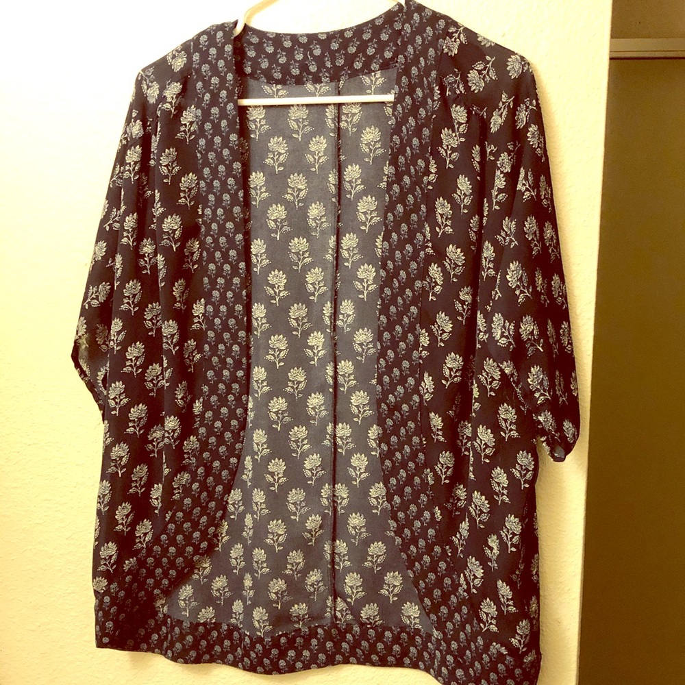 🌺🌺 Navy & White Patterned Kimono 🌺🌺
